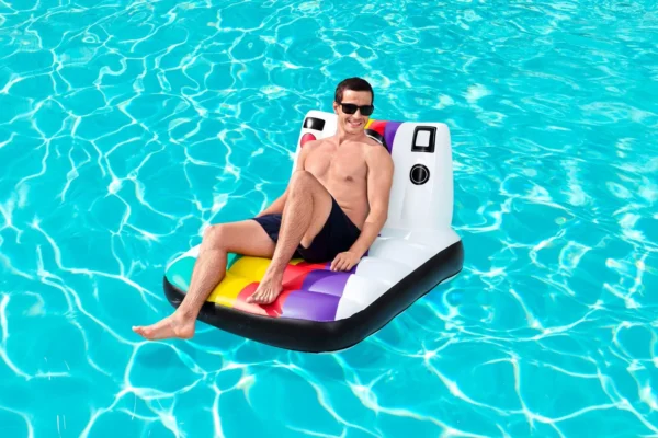 Pose N' Float Lounge