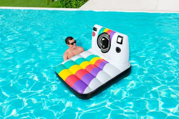 Pose N' Float Lounge - Image 2